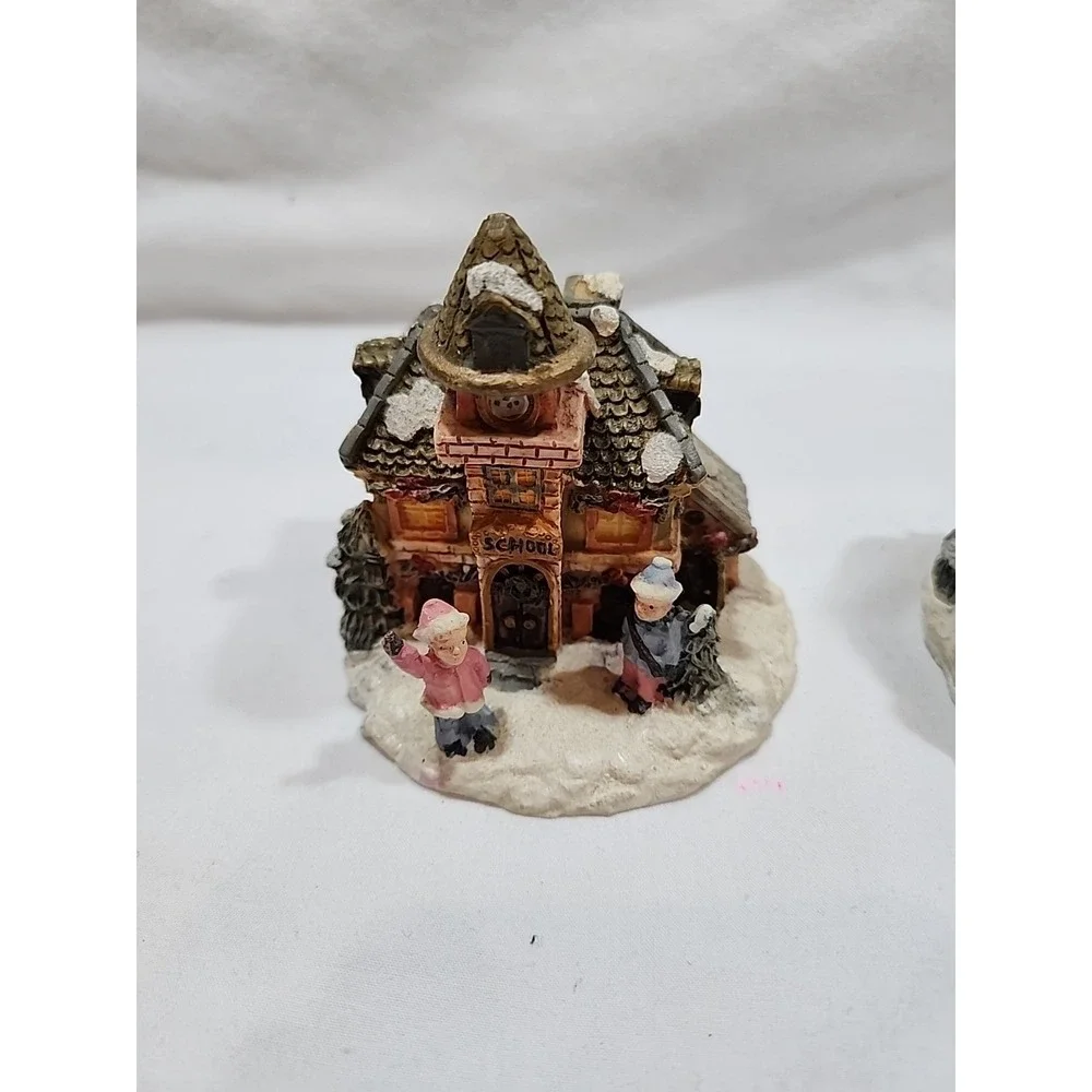 Windsor Collection Resin School & Inn Lot (2) With Christmas Scenes